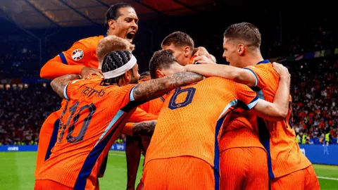 英超豪门再陷低谷：19战仅获7胜，排名急跌至第12，形势堪忧！